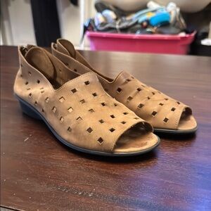 Sesto Meucci tan leather women’s Evonne sandals size 9
